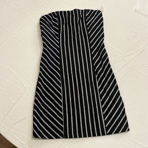 Staand‎ black dress